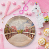 Rustikale Holzbrücke im Land Pappteller (Party)