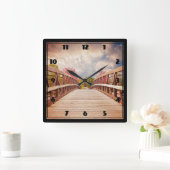 Rustikale Holzbrücke im Land Quadratische Wanduhr (Zuhause)