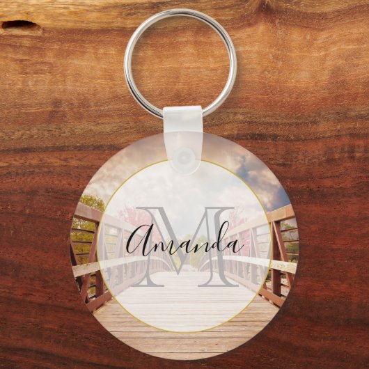 Rustikale Holzbrücke im Land Schlüsselanhänger (Vorderseite)