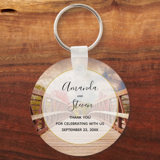 Rustikale Holzbrücke im Land Schlüsselanhänger (Vorderseite)