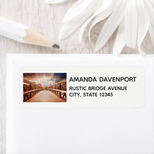 Rustikale Holzbrücke im Länderlabel (Insitu)