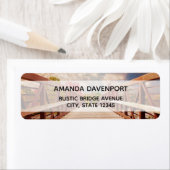 Rustikale Holzbrücke im Länderlabel (Insitu)