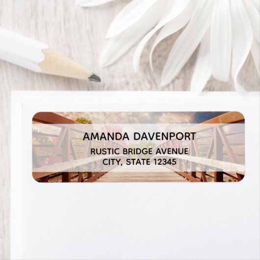 Rustikale Holzbrücke im Länderlabel (Insitu)