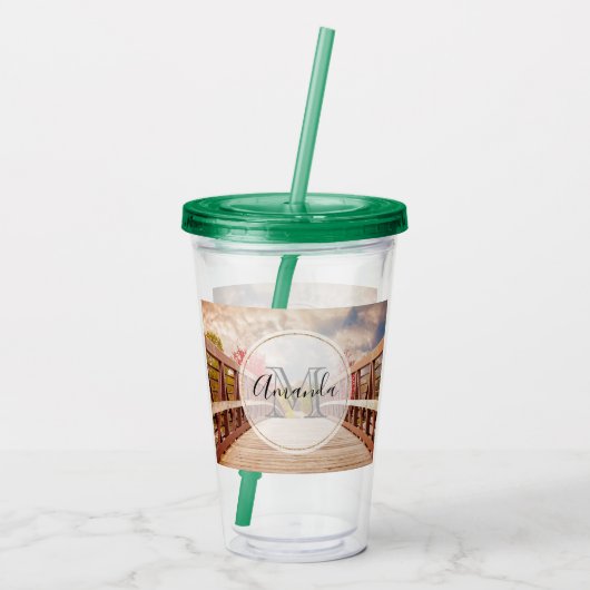 Rustikale Holzbrücke in der Country Monogram Acryltrinkbecher (Rückseite)