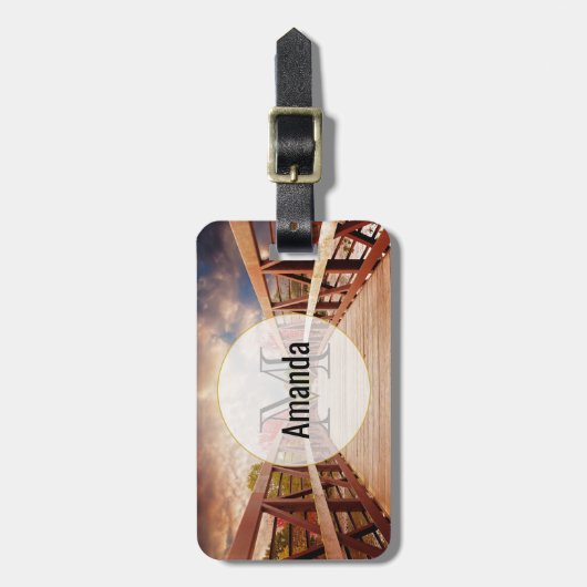 Rustikale Holzbrücke in der Country Monogram Gepäckanhänger (Vorderseite vertikal)