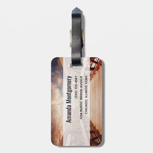 Rustikale Holzbrücke in der Country Monogram Gepäckanhänger (Rückseite vertikal)