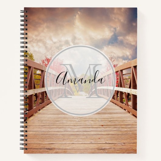 Rustikale Holzbrücke in der Country Monogram Notizblock (Vorderseite)