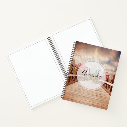 Rustikale Holzbrücke in der Country Monogram Notizblock (Innenseite)