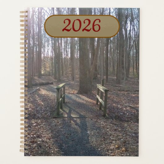 Rustikale Holzbrücke zwischen hohen Bäumen Planer (Vorderseite)