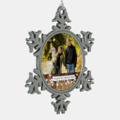 Rustikale hölzerne feenhafte Licht-neue Schneeflocken Zinn-Ornament (Links)