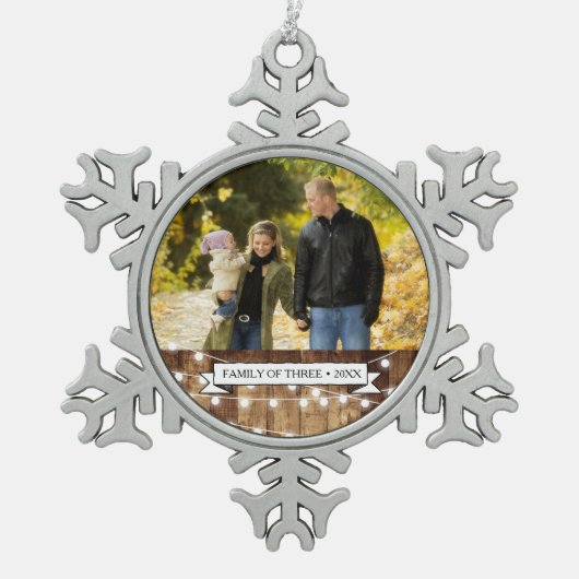 Rustikale hölzerne feenhafte Licht-neue Schneeflocken Zinn-Ornament (Vorderseite)