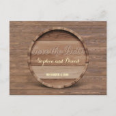 Rustikale Holzfass-Hochzeit SAVE THE DATE geschnit Ankündigungspostkarte (Vorderseite)