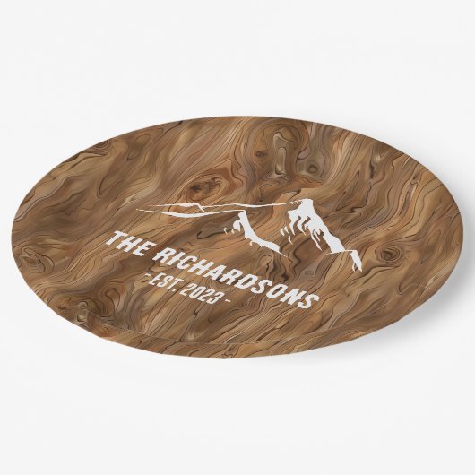 Rustikale Holzgebirge Personalisierter Familienski Pappteller (Schrägansicht)