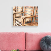 Rustikale Holzgestühle Leinwanddruck (Insitu (Wohnzimmer))