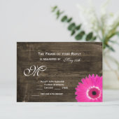Rustikale holzheiß rosa Daisy Wedding RSVP Cards (Stehend Vorderseite)