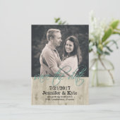 Rustikale Holzhochzeit retten Datum-Ankündigung Einladung (Stehend Vorderseite)