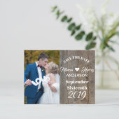 Rustikale Holzkornställe Hochzeit speichern das Da Ankündigungspostkarte (Stehend Vorderseite)