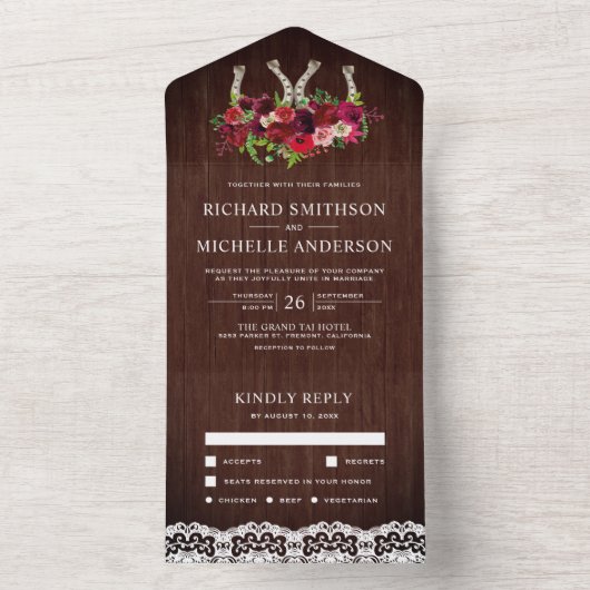 Rustikale Holzlace Burgund Blumenhorseshoe Hochzei All In One Einladung (Innen Boden)