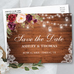Rustikale Holzleuchten Jars Lace Floral Save the D Ankündigungspostkarte<br><div class="desc">Rustikales Holz String Lights Mason Jars Lace Watercolor Burgundy Floral Save the Date Postcard - Printing Back</div>