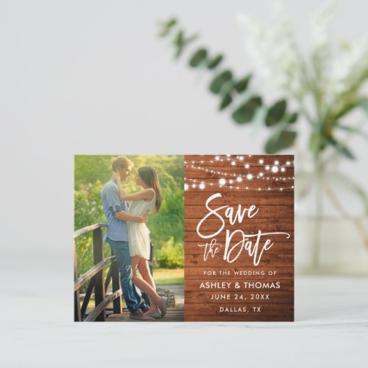 Rustikale Holzleuchten Pinselschrift Save the Date Postkarte (Stehend Vorderseite)