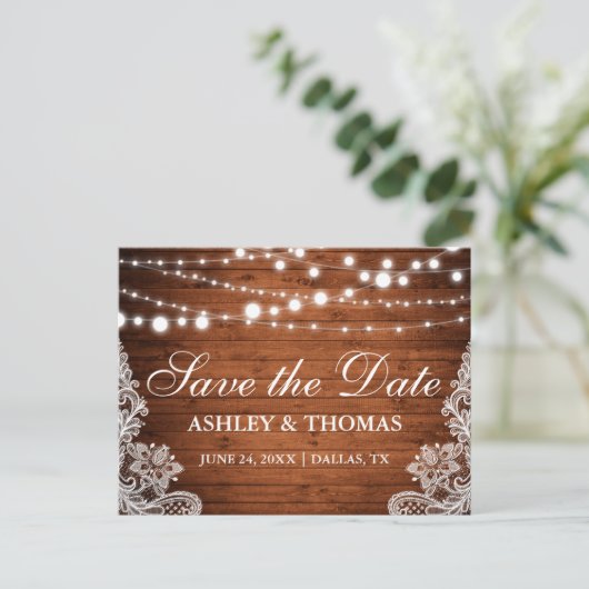 Rustikale Holzleuchten stehen Save the Date hinter Ankündigungspostkarte (Stehend Vorderseite)