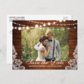 Rustikale Holzleuchten stehen Save the Date hinter Ankündigungspostkarte (Vorne/Hinten)