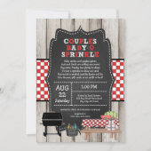 Rustikale holzneutrale Paare Baby Q Sprinkle Dusch Einladung (Vorderseite)