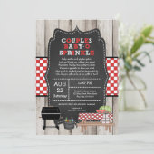 Rustikale holzneutrale Paare Baby Q Sprinkle Dusch Einladung (Stehend Vorderseite)