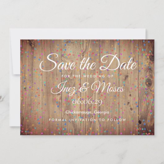 Rustikale Holzpanels Rainbow Confetti Save the Dat Date (Vorderseite)