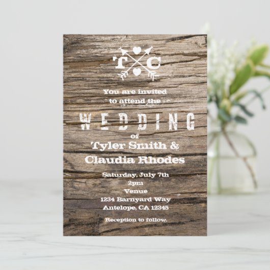 Rustikale Holzpfeile & Herz Einladung zur Hochzeit (Stehend Vorderseite)
