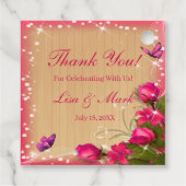 Rustikale Holzpink-Blütenschmetterlingshochzeit Geschenkanhänger (Rückseite)