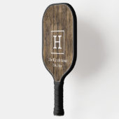 Rustikale Holzplanen mit DIY-Farbrahmen, Monogramm Pickleball Schläger (Links)