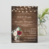 Rustikale Holzsaitenlichter Burgundy Blumenhochzei Einladung (Stehend Vorderseite)