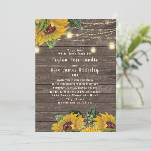 Rustikale Holzsonnenblume Twinkle Light Wedding Einladung (Stehend Vorderseite)