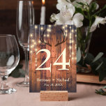 Rustikale Holzstring Light Antler Table Card Tischnummer<br><div class="desc">Rustikale Tischkarte mit einem Holzhintergrund mit Lichtern. Die Schriftart- und Schriftart-Stile des Tischkartendesigns sind vollständig anpassbar.</div>