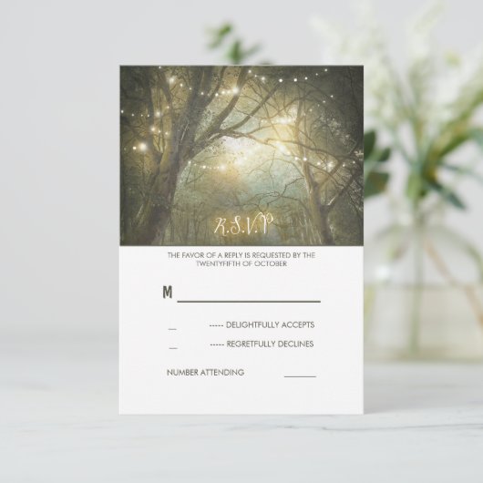 Rustikale Holzstring Lights Hochzeitskarte RSVP (Stehend Vorderseite)