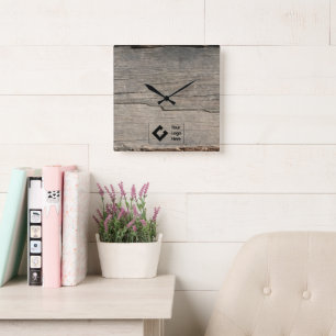 Rustikale Holzstruktur mit Logo Quadratische Wanduhr