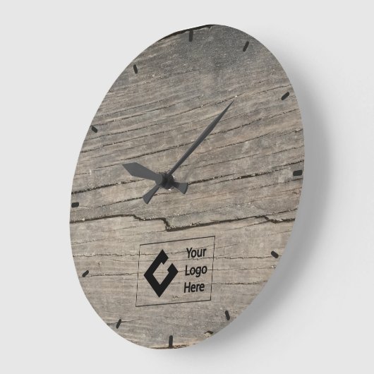 Rustikale Holztextur mit Logo Große Wanduhr (Winkel)