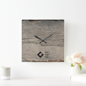 Rustikale Holztextur mit Logo Quadratische Wanduhr (Zuhause)