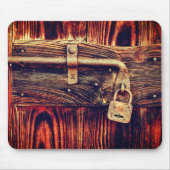 Rustikale Holztür mit antikem Messingschloss braun Mousepad (Vorne)