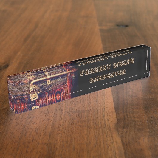 Rustikale Holztür mit antikem Messingschloss Namensplakette (Seite)