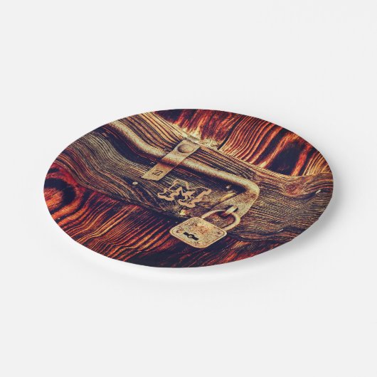 Rustikale Holztür mit antikem Messingschloss Pappteller (Schrägansicht)