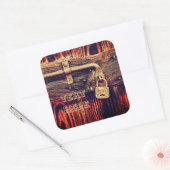 Rustikale Holztür mit antikem Messingverschluss-Au Quadratischer Aufkleber (Umschlag)