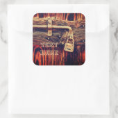 Rustikale Holztür mit antikem Messingverschluss-Au Quadratischer Aufkleber (Tasche)