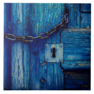 Rustikale Holztüren, Schlüsselloch und Kettenfli Fliese