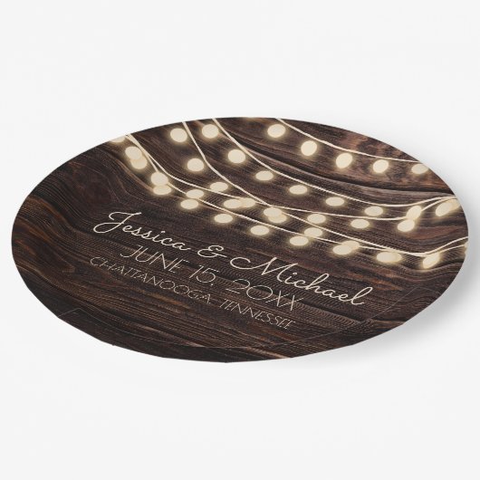 Rustikale Holzwinger-Hochzeit Pappteller (Schrägansicht)