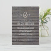 Rustikale Horseshoe Dark Barn Wood Wedding Einladung (Stehend Vorderseite)