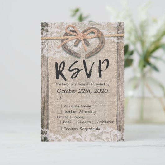 Rustikale Horseshoes Burlap Lace Wedding RSVP Antw (Stehend Vorderseite)