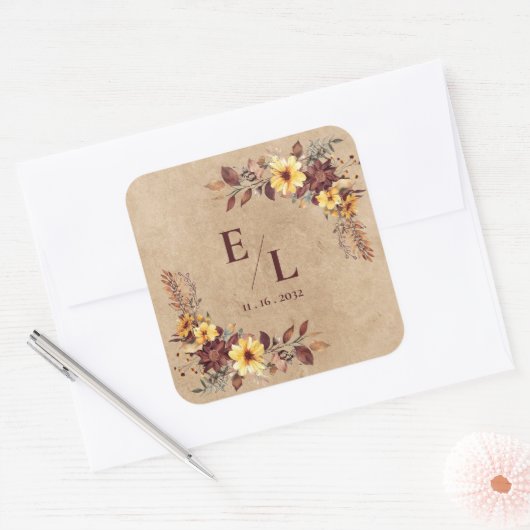 Rustikale hübsche Herbst-Blumen-Monogramm-Hochzeit Quadratischer Aufkleber (Umschlag)