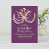 Rustikale Hufeisen Gold und Pflaume Hochzeit Einladung (Stehend Vorderseite)